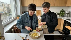 Puszysta zapiekanka twarogowo-bananowa bez mąki – prosty trik, dzięki któremu masa trzyma formę