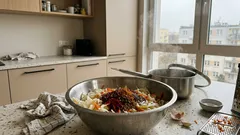 Duża misa z kapustą po koreańsku, marchewką i przyprawami na kuchennym blacie kuchni