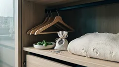 Mole w szafie? Lawenda, bazylia i kilka nawyków, które chronią wełnę