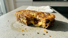 Śniadanie, które ratuje poranek: tosty z patelni w stylu „kanapki w jajku”