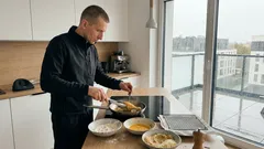 Podudzia z patelni w serowej panierce będą chrupiące i soczyste: prosty trik na złotą skórkę