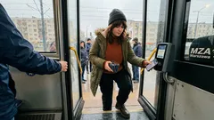 Nowe walidatory w autobusach Ushuaia: karta, telefon i QR — a SUBE wciąż potrafi się opłacać