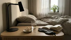 Czosnek przy łóżku na noc: prosty rytuał feng shui i zasady, które robią różnicę