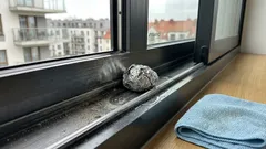 Zacinające się okno przesuwne? Domowy patent na czyste prowadnice bez szorowania