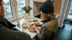 Przekąska na 8 marca w 10 minut: kulki z surimi w sezamie (z prostym trikiem na idealną konsystencję)