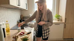 Zapomnij o nudnych surówkach. Rzodkiew i rzodkiewka w 5 szybkich sałatkach (i sposób na łagodniejszy smak)