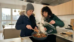 Udka z kurczaka w kremowym sosie czosnkowym: jeden etap, który robi całą różnicę