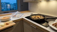 Zamiast kotletów z mielonego: mini‑kiełbaski z kurczaka z patelni i trik z woreczkiem