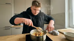 Owsianka bez cukru i mleka w 7 minut: jabłkowy patent, który robi różnicę