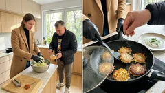 Dwie osoby mieszają białą kapustę i smażą chrupiące placki z kapusty na patelni