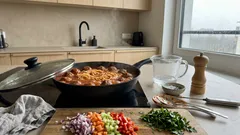 Makaron bez odcedzania: dlaczego warto gotować go prosto w sosie (one-pan pasta z klopsikami)