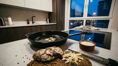 Grzanki z chleba borodińskiego z patelni: prosty trik, by czosnek nie był gorzki