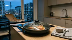 Odgrzewanie pizzy na patelni z przykrywką – prosty trik na chrupiący spód