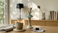 Okazuje się, że porcelanowe figurki z PRL potrafią zaskoczyć ceną. Na co patrzeć przed zakupem?