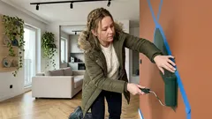 Jak odświeżyć wnętrze bez remontu: ściana z charakterem dzięki fakturze, rękodziełu i zieleni